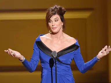 Caitlyn Jenner saat menyampaikan pidato di atas panggung acara penghargaan Glamour Women Of The Year di New York City, Senin (9/11/2015). (Larry Busacca/Getty Images untuk Glamour/AFP)