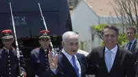 Perdana Menteri Israel Benjamin Netanyahu (kiri) disambut oleh Presiden Brasil Jair Bolsonaro (kanan) dalam kunjungannya ke Rio de Janeiro, 28 Desember 2018 (AP/Leo Correa)