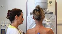 Dokter memeriksa payudara pasien mammogram di pusat regional kanker di institut Paoli-Calmette, (9/10). Mammogram dianjurkan untuk wanita muda yang memiliki gejala kanker payudara. (AFP Photo/Anne Christine Poujoulat)