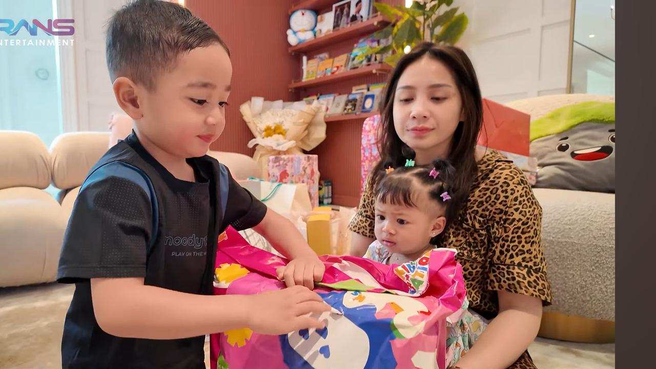 Penampakan Kado Rafathar & Rayyanza Untuk Baby Lily Di-Unboxing Nagita Slavina, Gemas Banget!