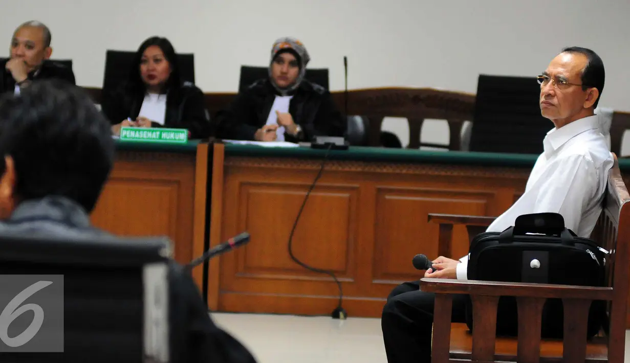 Suryadharma Ali saat mengikuti sidang pembacaan putusan sela di Pengadilan Tipikor, Jakarta, Senin (21/9/2015). Majelis Hakim menolak nota keberatan dugaan korupsi dalam penyelenggaraan ibadah haji. (Liputan6.com/Helmi Afandi)