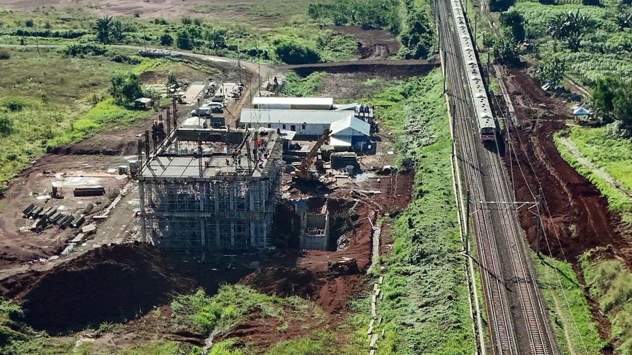 Sebuah kereta rel listrik (KRL) melintas di dekat proyek pembangunan Stasiun Jatake, Pagedangan, Kabupaten Tangerang, Banten, Selasa (9/7/2024).&nbsp;PT Kereta Api Indonesia bekerja sama dengan PT Sinar Mas Land membangun stasiun kereta api di KM 37+045 R
