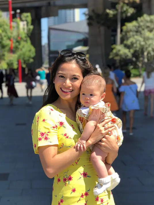 Kalau yang satu ini, Acha dan Bridgia hadir dengan nuansa yang cheerful. Acha dengan dress berwarna kuningnya, begitu juga dengan Bridgia.  (Instagram/septriasaacha)