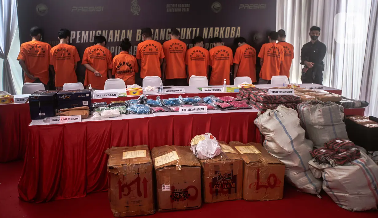 Tersangka dan barang bukti dihadirkan saat pemusnahan barang bukti narkotika di Jakarta, Rabu (24/8/2022). Polisi menangkap 28 tersangka dari berbagai daerah dalam kasus ini. (Liputan6.com/Faizal Fanani)