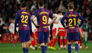 Penyerang Barcelona, Robert Lewandowski, gagal menghindarkan timnya dari kekalahan 1-2 kontra Girona pada laga pekan ke-24 La Liga di Estadi Municipal de Montilivi, Selasa (17/02/2026) dini hari WIB. (AP Photo/Joan Monfort)