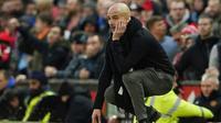 Ekspresi pelatih Manchester City Pep Guardiola saat menyaksikan anak asuhnya menghadapi Manchester United pada pertandingan Liga Inggris di Old Trafford, Manchester, Inggris, Minggu (8/3/2020). Manchester United menang 2-0. (AP Photo/Dave Thompson)