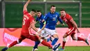 Bek Polandia, Jan Bednarek (kiri), berusaha menahan laju striker Italia, Federico Bernardeschi, dalam laga UEFA Nations League Grup A1 di Stadion Mapei, Italia, Senin (16/11/2020) dini hari WIB. Polandia kalah 0-2 dari Italia. (AFP/Miguel Medina)