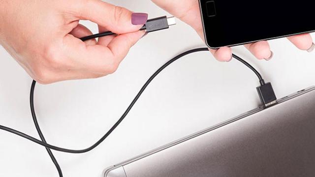 Jangan Ngecas Smartphone dengan Laptop, Ini 3 Bahayanya