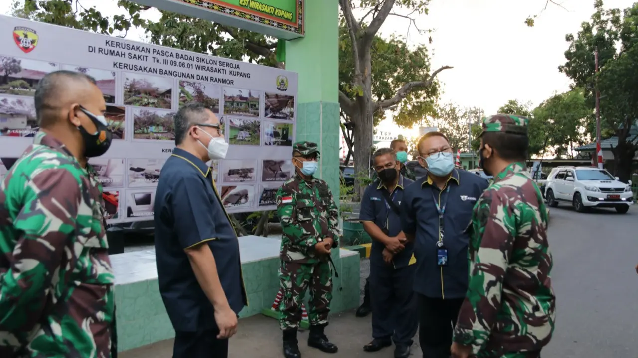 ASABRI menyerahkan bantuan program Tanggung Jawab Sosial dan Lingkungan (TJSL) di NTT