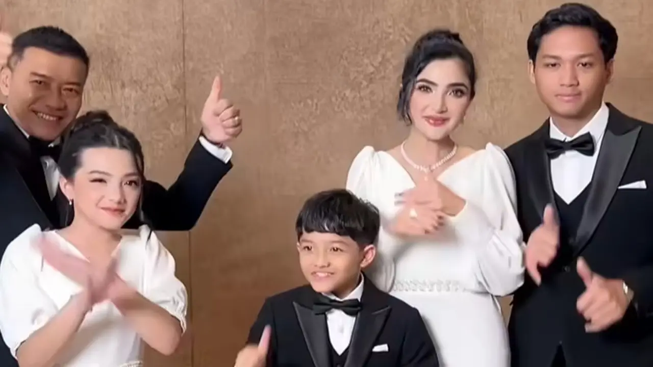 Gaya Rambut Ashanty di Pemotretan Terbaru Keluarga Anang Hermansyah