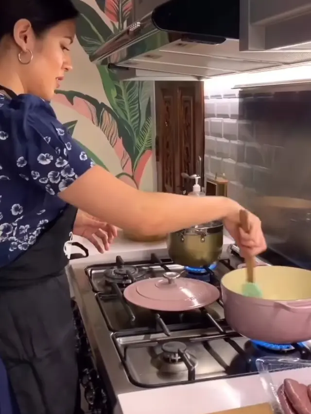 6 Momen Raisa Masak Untuk Hamish Daud, Curi Perhatian