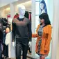 Dua orang model bergaya dengan mengenakan koleksi terbaru G2000 saat peluncuran G2000 winter collection, Jakarta, Selasa (15/12/2015). (Liputan6.com/Yoppy Renato)