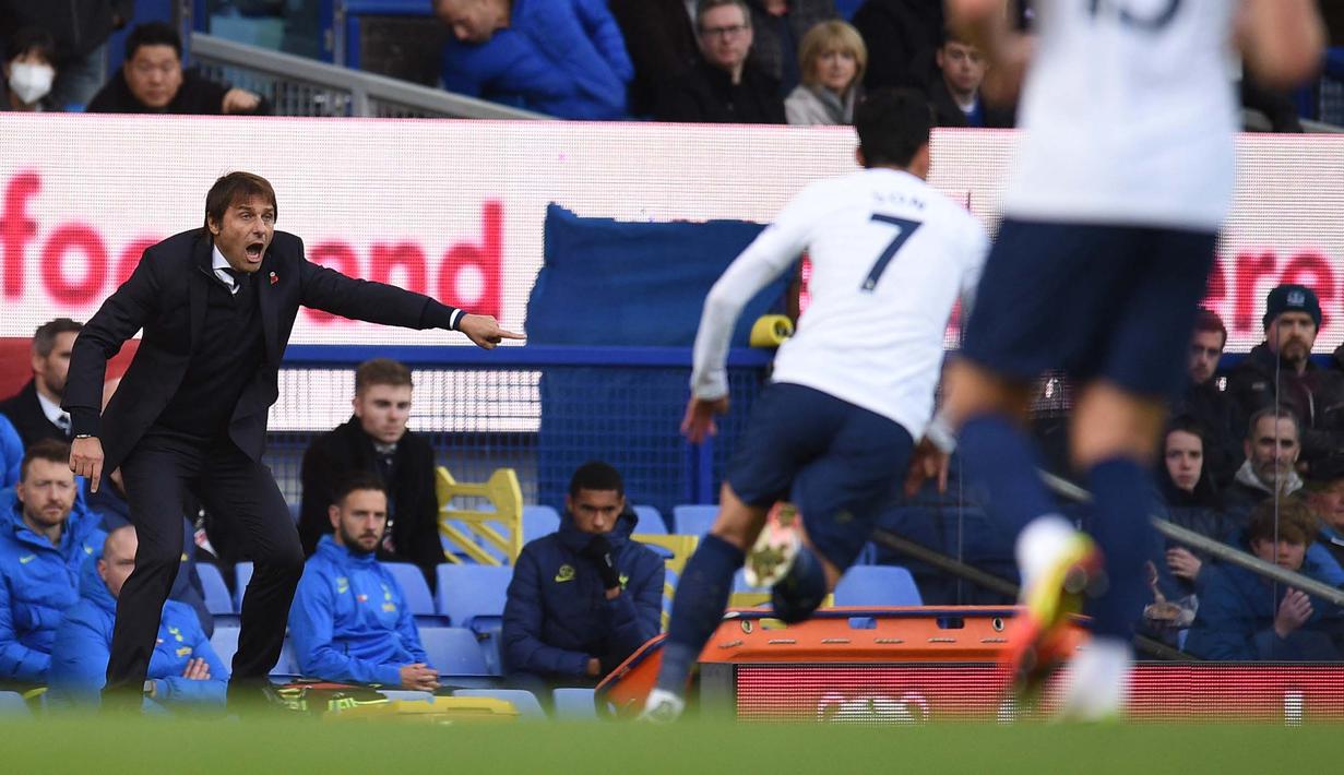 Pada kesempatan itu juga, mantan pelatih Inter Milan tersebut tampak menebar ancaman kepada anak asuhnya. Ia berkata kalau Tottenham ingin mendapatkan hasil yang memuaskan, tidak ada jalan singkat selain berusaha keras. (AFP/Oli Scarff)