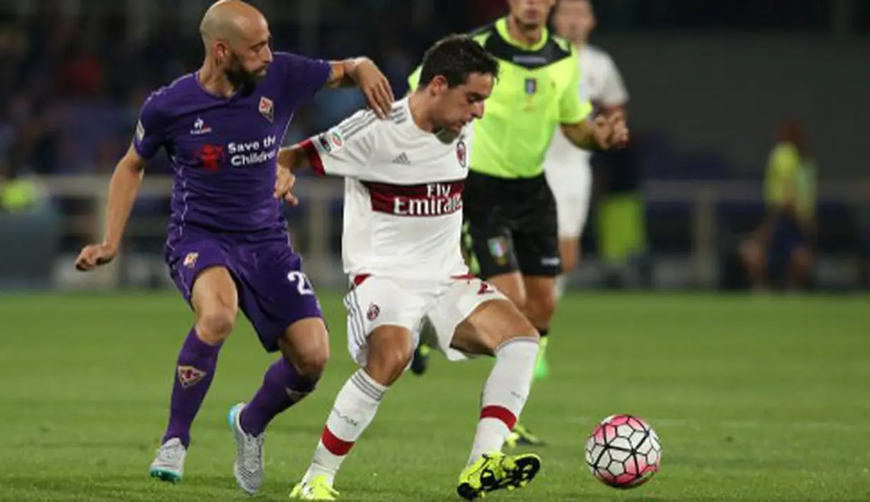 Gelandang AC Milan, Giacomo Bonaventura (kanan) berebut bola dengan Gelandang Fiorentina Borja Valero pada pertandingan pekan pertama Liga Italia di stadion Florence, Italia, (23/8/2015). Fiorentina menang dengan skor 2 – 0. (AFP PHOTO/Massimo Benvenuti)