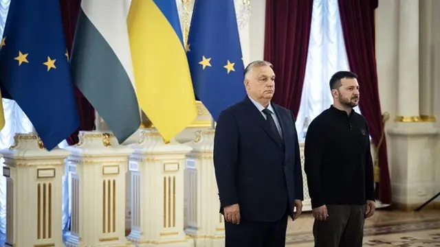 Presiden Volodymyr Zelenskyy dan Perdana Menteri Hungaria Viktor Orban saat bertemu di Kyiv pada Selasa (2/7/2024).