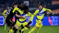 Striker Juventus Moise Kean (tengah) berebut bola dengan bek Venezia Marco Modolo (kiri) dalam pertandingan Liga Italia di Stadion Pier Luigi Penzo di Venesia, 11 Desember 2021. (Miguel MEDINA / AFP)