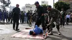 Pasukan keamanan bersiap mengeksekusi pria bernama Hussein al-Saket 22 tahun akibat memperkosa dan membunuh seorang gadis berusia empat tahun di alun-alun Tahrir, Ibu Kota Sanaa, Yaman (14/8). (AFP Photo/Mohammed Huwais)