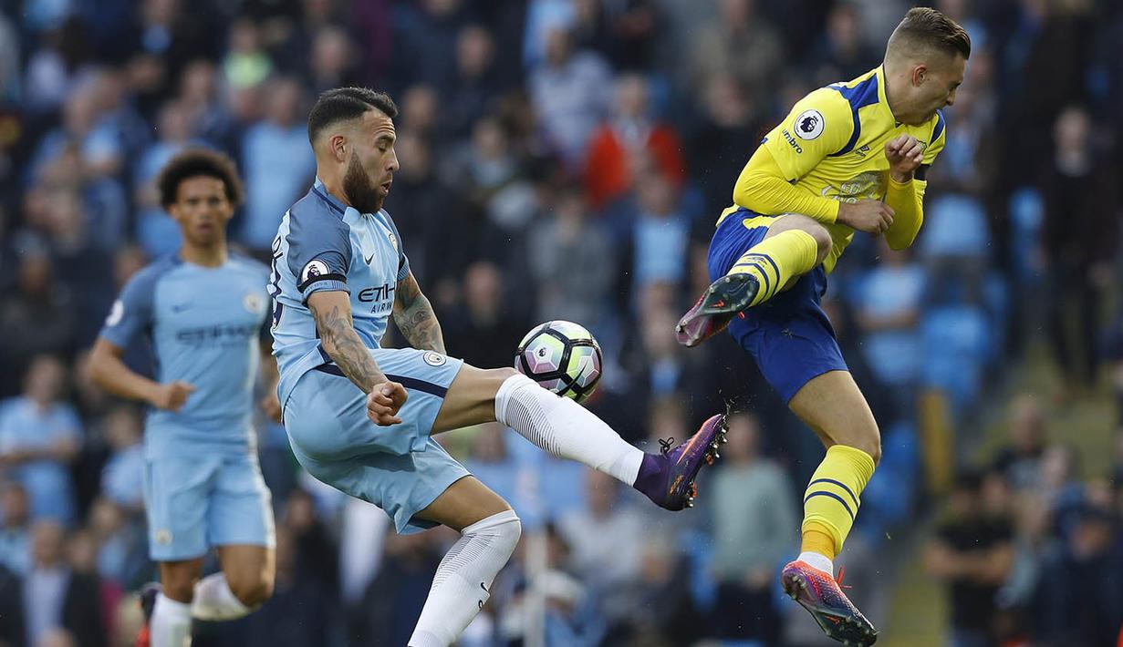 Bek Manchester City, Nicolas Otamendi, berebut bola dengan gelandang Everton, Gerard Deulofeu, pada laga Premier League di Stadion Ettihad, Manchester, Sabtu (15/10/2016). Kedua tim bermain imbang 1-1. (Reuters/Phil Noble)