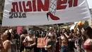 Aktivis membawa spanduk saat menggelar aksi mengecam kekerasan seksual di Yerusalem, Israel (13/5). Aksi 'Slutwalk' atau bergaya pelacur ini merupakan tindakan kekerasan seksual yang terjadi pada wanita di Israel. (AFP PHOTO/GALI TIBBON)