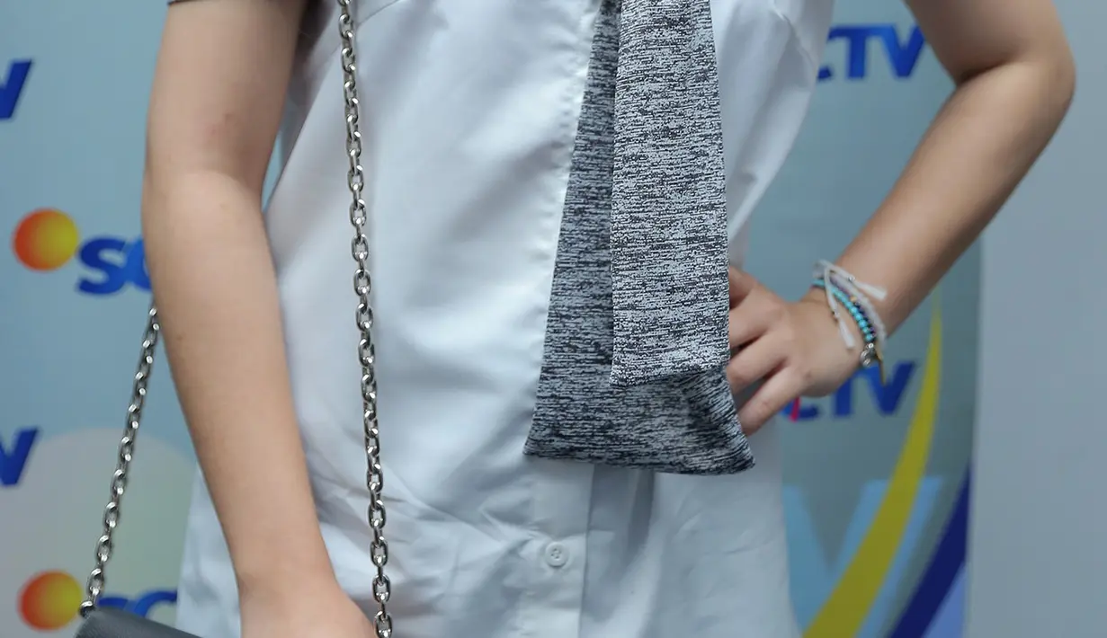 Dalam ulang tahun SCTV kali ini, Prilly dibuatkan grup baru bernama Young Girls. Bersama dengan grup yang semuanya perempuan, ditantang membawakan lagu-lagu yang telah populer selama ini. (Andy Masela/Bintang.com)