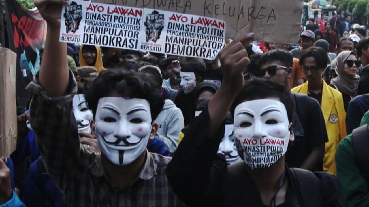 Mereka juga meminta kepada pemerintah untuk mengusut tuntas kasus pelanggaran HAM yang hingga saat ini belum terselesaikan.
