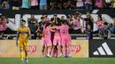 Luis Suarez yang kembali ditunjuk sebagai penendang penalti berhasil menyarangkan gol dan memastikan Inter Miami melaju ke babak semifinal Leagues Cup 2025 dengan skor 2-0. (AFP/Rich Storry)
