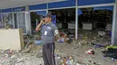 Petugas keamanan berjaga di sebuah toko setelah penjarahan di Managua, Nikaragua, Minggu (22/4). (INTI OCON / AFP)