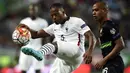 Patrice Evra merupakan salah satu pemain senior yang masih dipercaya untuk memperkuat Prancis, pengalamannya diharapkan mampu membimbing para pemain muda untuk tampil konsisten dan mampu menahan emosi. (AFP/Franck Fife)