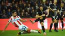 Striker PSG, Edinson Cavani, melepaskan tendangan saat melawan Red Star pada laga Liga Champions di Stadion Parc des Princes, Paris, Rabu (3/10/2018). PSG menang 6-1 atas Red Star. (AFP/Franck Fife)
