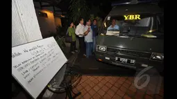 Jenazah pengusaha Bob Sadino telah dibawa ke rumah duka di bilangan Cirendeu dari rumah sakit Pondok Indah, Jakarta, Senin (19/1/2015). (Liputan6.com/Miftahul Hayat)