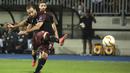 Striker AC Milan, Gonzalo Higuain, melepaskan tendangan ke gawang F91 Dudelange pada laga Liga Europa di StadionJosy Bathel, Letzebuerg, Kamis (20/9/2018). AC Milan menang 1-0 atas F91 Dudelange. (AP/Olivier Matthys)