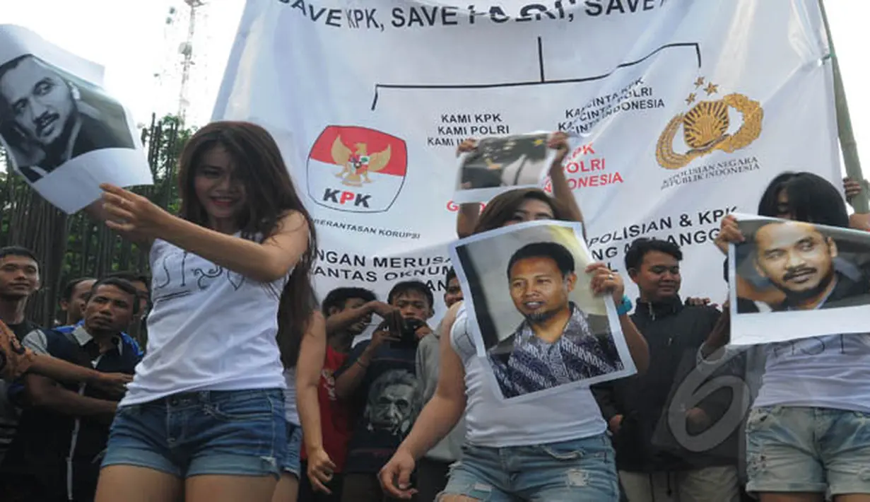 Para wanita yang mengatasnamakan dirinya sebagai Aliansi Save Indonesia (ASI) terlihat aksi berjoget saat menggelar aksi damai di depan Gedung KPK, Jakarta, Jumat (6/2/2015). (Liputan6.com/Herman Zakharia)