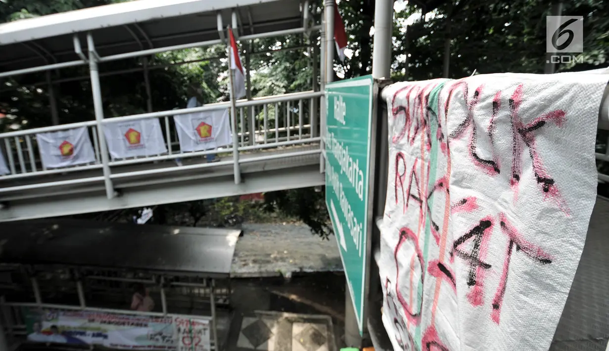 Spanduk dukungan Prabowo-Sandiaga yang terbuat dari karung bekas terlihat di JPO kawasan Jakarta, Selasa (9/4). Berbeda dengan spanduk pada umumnya, Spanduk Rakyat merupakan karung bekas yang dibuat oleh pendukung Prabowo-Sandiaga yang ditulis dengan cat atau spidol. (merdeka.com/Iqbal S. Nugroho)