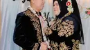 Nurul Akmal nampak mengenakan kebaya Jawa velvet berwarna hitam dengan bordir emas yang elegan. [@nurulakmal_12]