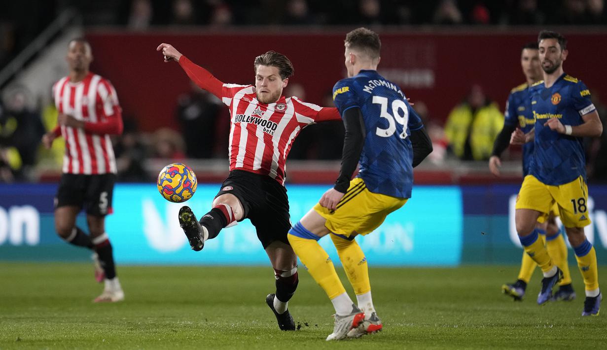Tuan rumah Brentford menguasai permainan di awal babak pertama. Peluang pertama dibuat pada menit ke-4 melalui sepakan fisrt time Mathias Jensen yang masih melebar usai menerima bola rebound hasil umpan Bryan Mbeumo. (AP/Matt Dunham)