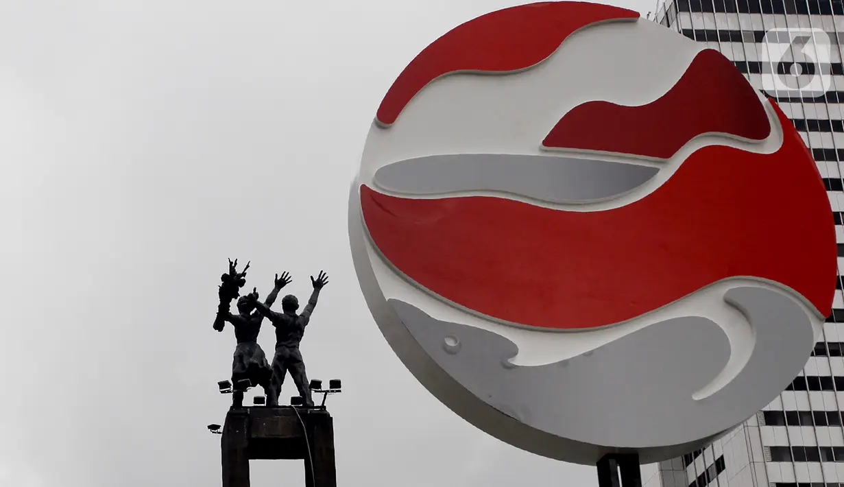 Logo KTT ASEAN Summit 2023 menghiasi kawasan di Bundaran Hotel Indonesia (HI), Jakarta Pusat, Kamis (2/2/2023). Salah satu alasan Presiden Jokowi menunjuk Labuan Bajo sebagai tuan rumah KTT ASEAN Summit 2023 adalah untuk memulihkan industri pariwisata di Indonesia Timur pasca diterpa pandemi Covid-19. (Liputan6.com/Johan Tallo)
