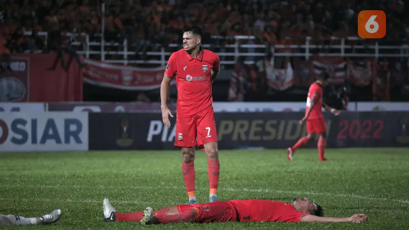 Foto: Laga Keras dan Momen Perselisihan antar Pemain saat Borneo FC Melawan Arema FC di Leg Kedua Final Piala Presiden 2022