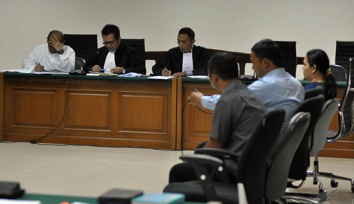 Sidang tersebut mengagendakan pemeriksaan saksi-saksi yaitu Edison, karyawan money changer Ayu Masagung, karyawan perusahaan milik terdakwa PT Anugerah Kelola Artha dan karyawan PT Citra Hokiana Triutama, Senin (29/12/14). (Liputan6.com/Miftahul Hayat)