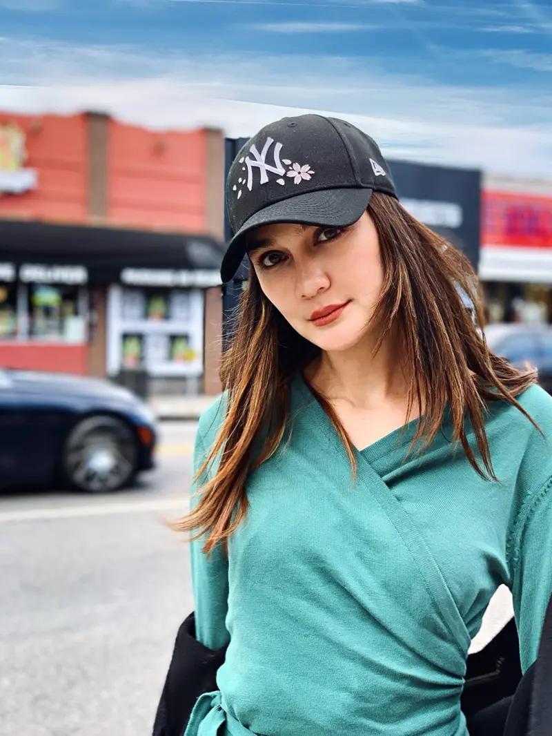 FOTO: Gaya Modis Luna Maya Saat Kenakan Topi, Kece Abis