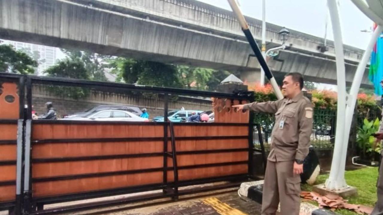 Massa Rusak Pagar Kantor Wali Kota Jaksel, Tuntut Penutupan Hiburan Malam Selama Ramadan