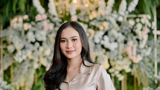 Referensi baju bridesmaid polos model "Satin Polos dengan Kacing Depan"/Via Meta AI
