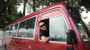 Pria berusia 35 tahun ini menunjukan sisi humorisnya dengan bergaya seperti sopir bus. (Aldivano/Bintang.com)