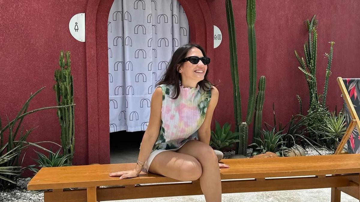 Bohemian Look Pevita Pearce di Tengah Alam Tropis, Dari Rok A-Line hingga Cutbray Ungu dengan Lace-Up