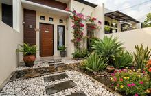 10 Tanaman yang Cocok untuk Rumah dengan Halaman Berbatu Supaya Terlihat Lebih Asri dan Berwarna