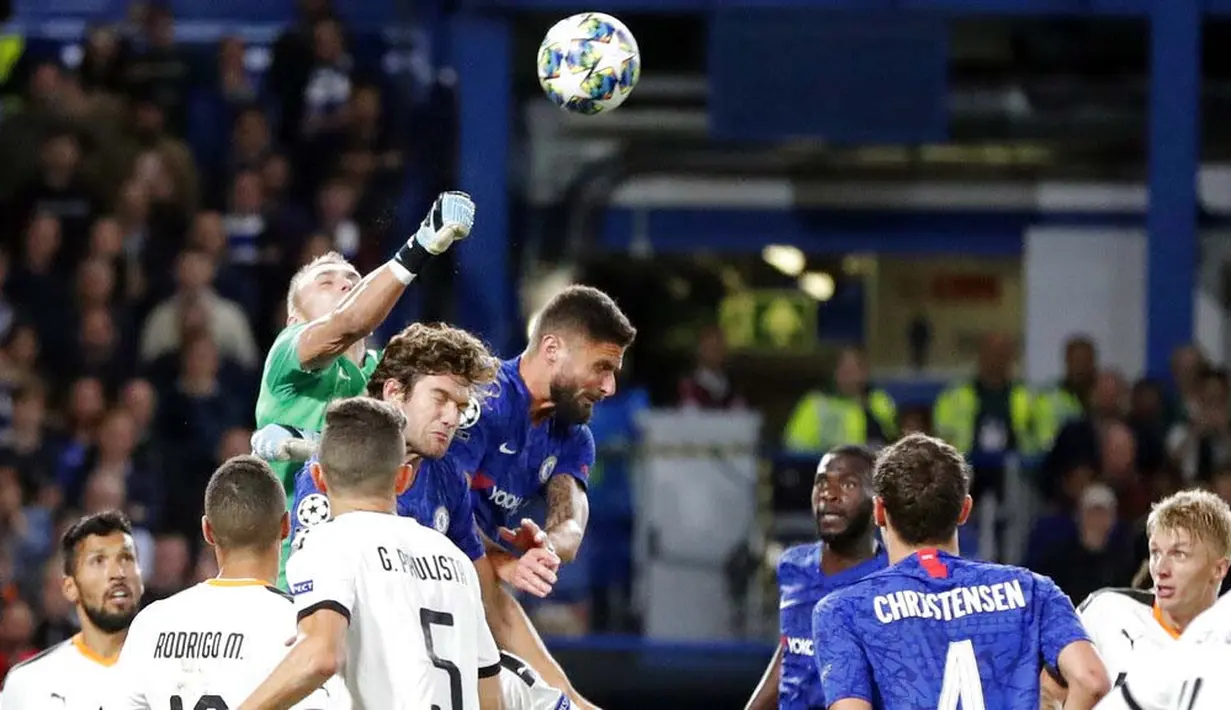 Kiper Valencia, Jasper Cillessen, menghalau bola saat melawan Chelsea pada laga Liga Champions di Stadion Stamford Bridge, Selasa (17/9/2019). Chelsea takluk 0-1 dari Valencia. (AP/Frank Augstein)