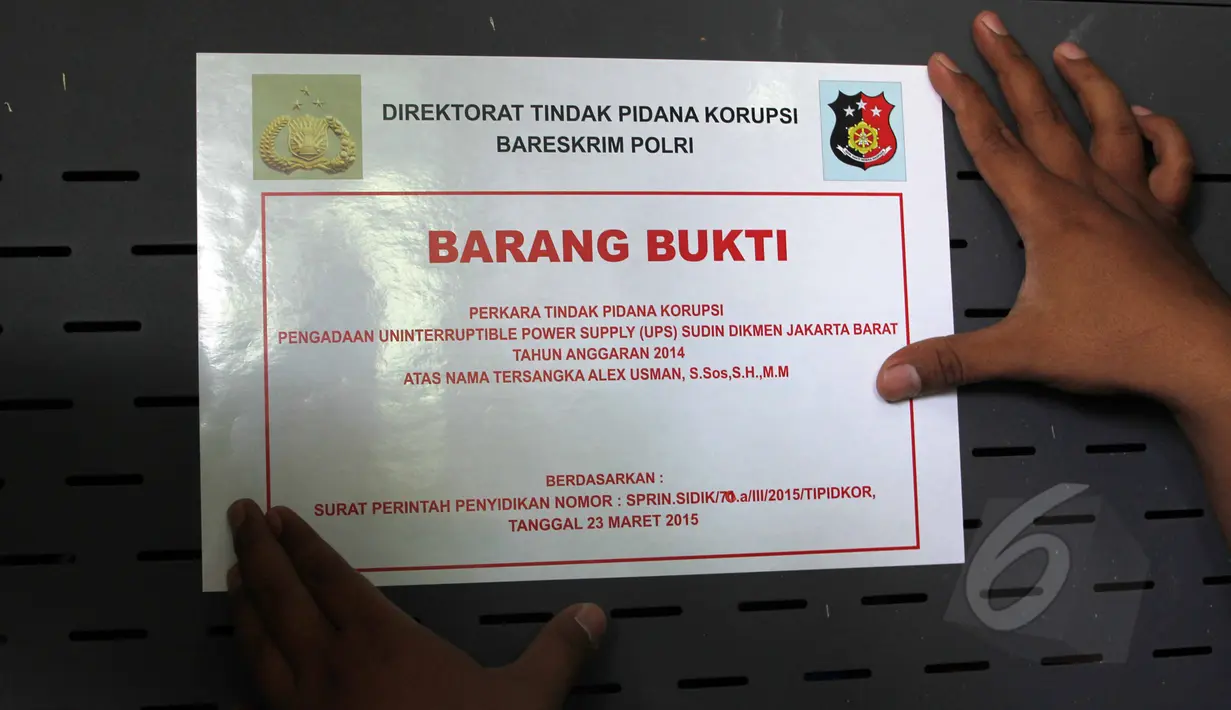 Segel penyitaan tertempel salah satu perangkat UPS yang terdapat di sebuah sekolah di kawasan Kebon Jeruk, Jakarta, Kamis (21/5). Petugas melakukan penyitaan barang bukti UPS anggaran 2014 atas nama tersangka Alex Usman. (Liputan6.com/Helmi Afandi)