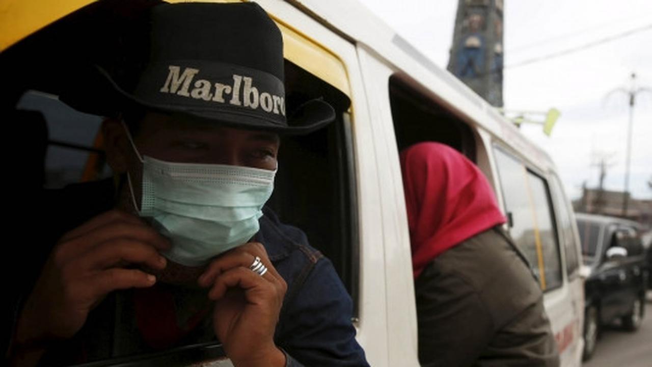 Warga Karo beraktivitas pakai masker di tengah letusan Sinabung