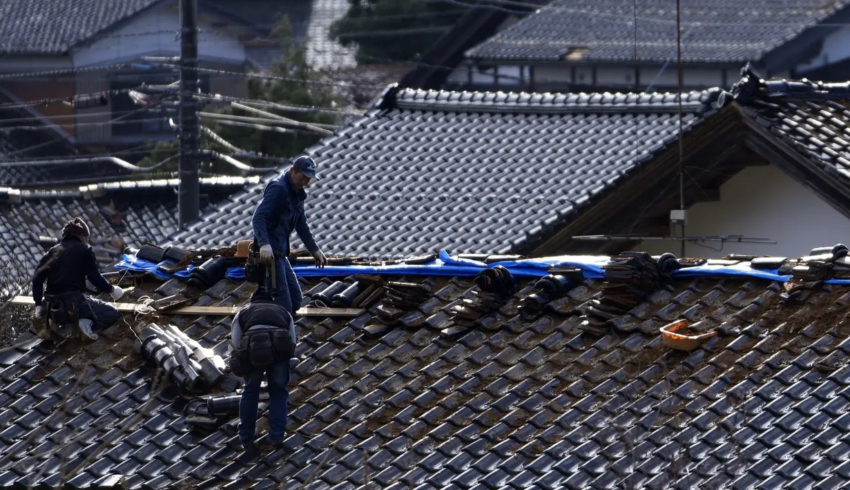 Daftar korban hilang yang dirilis semalam bertambah dari 15 orang menjadi 51 orang di tiga kota, termasuk seorang anak laki-laki berusia 13 tahun. (AP Photo/Hiro Komae)