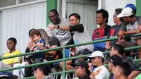 Pelatih Barito Putera, Jacksen F. Tiago, berada di tribune undangan saat uji coba melawan Arema. (Bola.com/Iwan Setiawan)