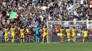 Para pemain Juventus merayakan kemenangan atas Sassuolo bersama fans pada lanjutan Serie A di  Stadio Citta del Tricolore, Reggio Emilia, Italia (17/9/2017). Juventus menang 3-1.  (Elisabetta Baracchi/ANSA via AP)